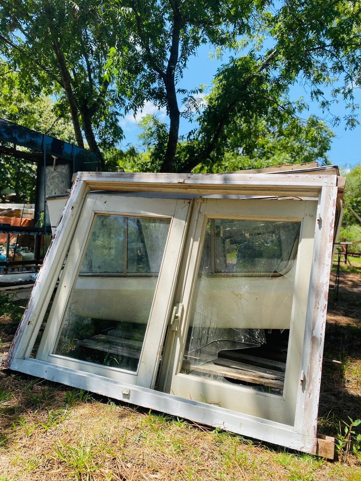 Item ventana-de-madera-2-hojas-un-vidrio-roto - Image 0