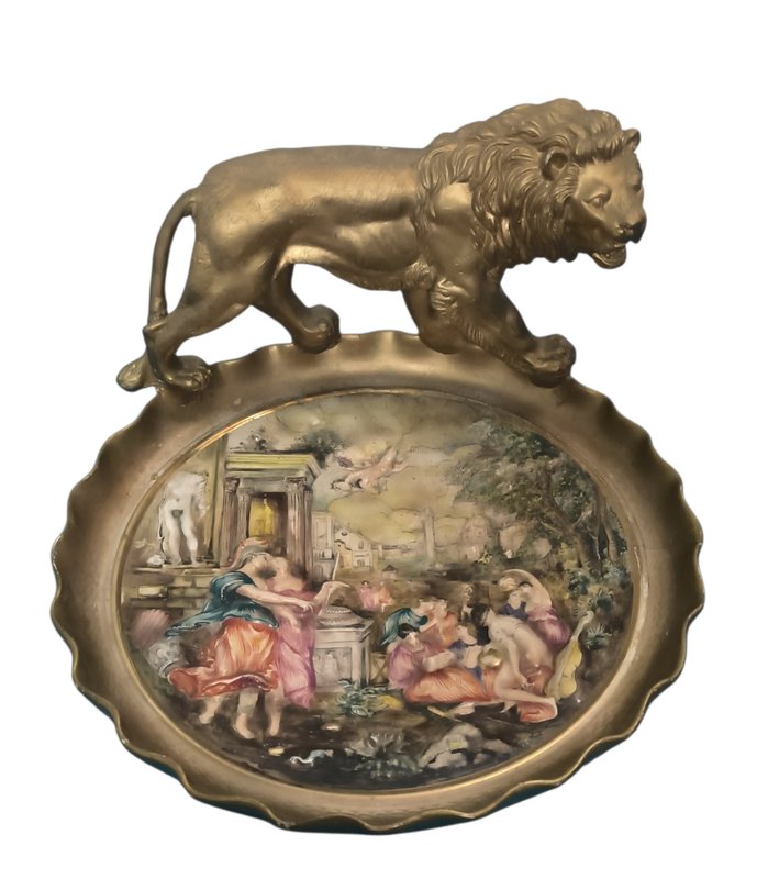Lote siguiente: Pieza de Arte en Porcelana con Relieve Mitológico y Figura de León Neoclásico