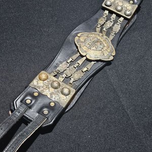 Cinto de cuero antiguo con apliques de plata y oro - imagen 2