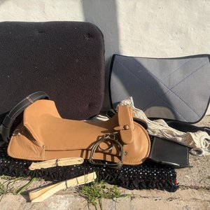 Lote anterior: Recado y Montura de Cuero para Caballo - Nuevo