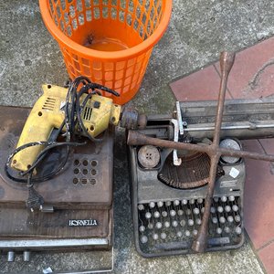Lote siguiente: Taladro Eléctrico, Máquina de Escribir Antigua y Cesta Naranja