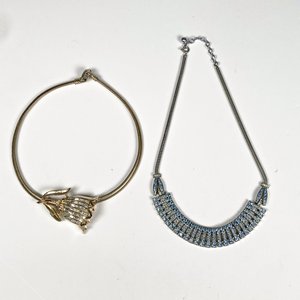 Dos Gargantillas Enchapadas con Piedras y Diseño Floral - imagen 2