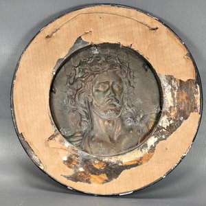 Placa de Cristo en Relieve con Marco Circular de Yeso y Madera - imagen 7