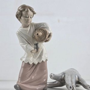 Figura Nao de Porcelana Española: Niña con Cesto y Jarrita - imagen 2