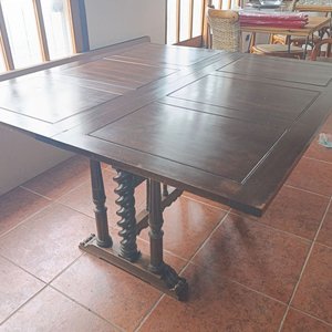 Lote anterior: Mesa Libro Antigua de Cedro Rosa Macizo Torneado y Tallado