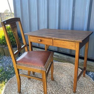 Lote siguiente: Juego de Mesa y Silla de Roble con Cuero Vacuno