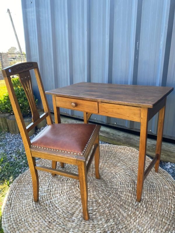 Juego de Mesa y Silla de Roble con Cuero Vacuno