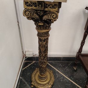 Pedestal de Mármol con Detalles Ornamentales Dorados - imagen 1