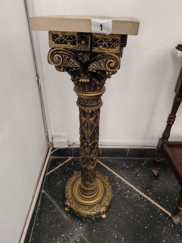 Pedestal de Mármol con Detalles Ornamentales Dorados