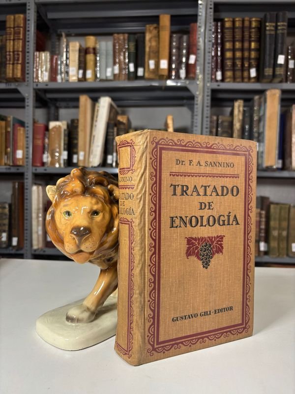 Lote anterior: Libro de Enología antiguo con estatua de león