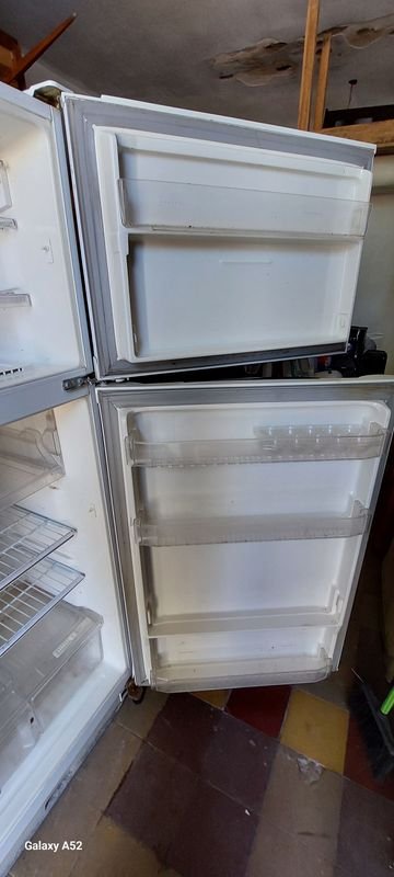 Refrigerador blanco con congelador - imagen 6