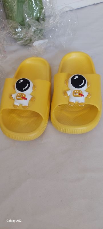 Zapatillas amarillas divertidas y accesorios - imagen 3
