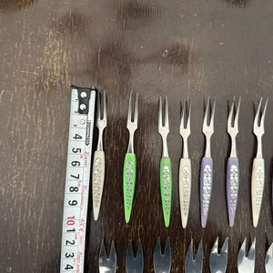Lote de Cubiertos Surtidos: Tenedores Decorativos, Utensilios de Mesa y Servidores Grandes - imagen 3