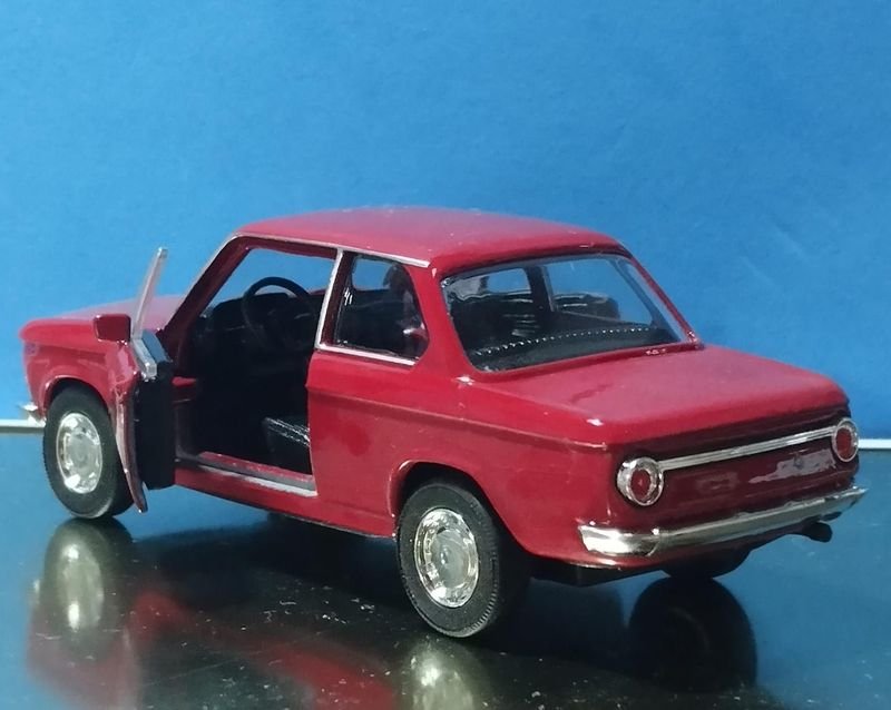 Auto Coleccionable BMW 2002 - Coche de juguete en miniatura - imagen 4