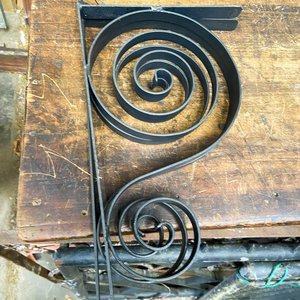 Lote siguiente: Dos escuadra metalica color negro 45 cm