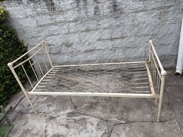 Cama de Hierro Antigua de Una Plaza con Respaldo Decorado