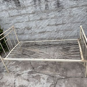 Cama de Hierro Antigua de Una Plaza con Respaldo Decorado - imagen 1