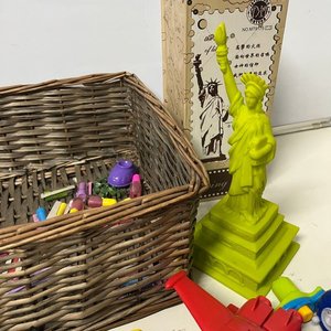 Lote de Trompos con Luces y Música, Canasto de Mimbre y Estatua de la Libertad - imagen 5