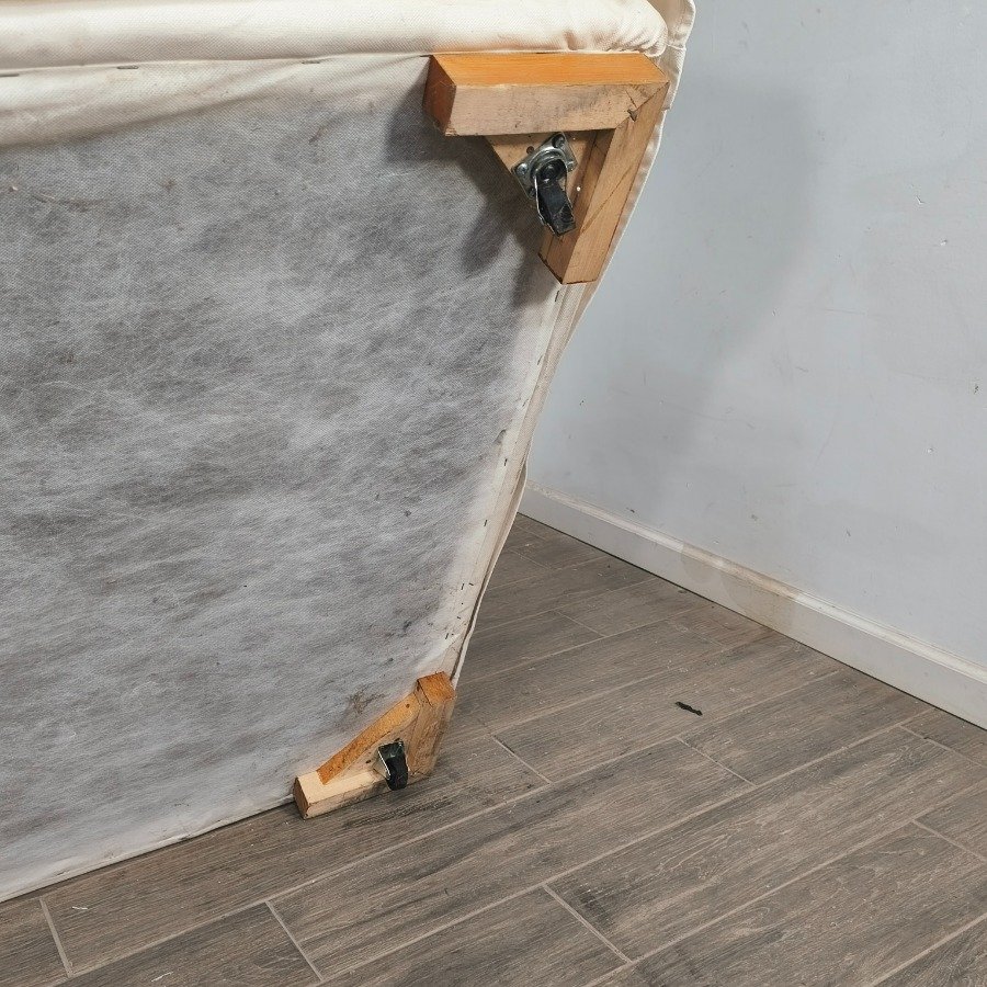 Sillón tipo camastro tapizado en Jean blanco con almohadones y patas de madera - imagen 10