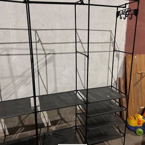 Ropero Organizador Metálico Negro con Estantes - imagen 3