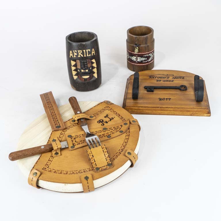 Lote anterior: 4 Piezas de madera: set de parrilla, perchero y otros - Medidas: 24 y 18cm 