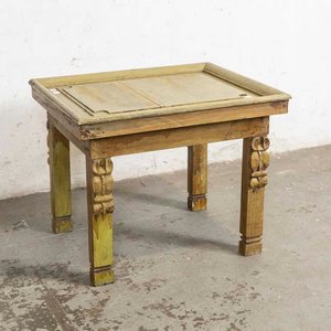 Mesa de Living Rústica Tallada y Pintada con Detalles de Desgaste - imagen 1