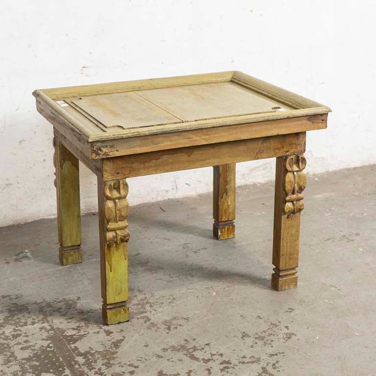 Mesa de Living Rústica Tallada y Pintada con Detalles de Desgaste