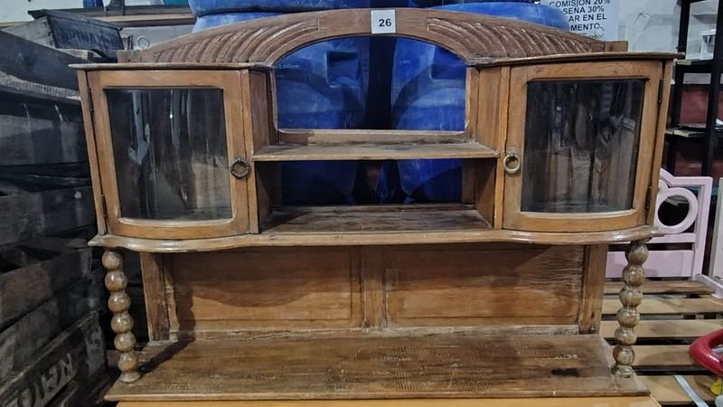 Lote siguiente: Mueble de Madera con Puertas de Vidrio en Buena Condición