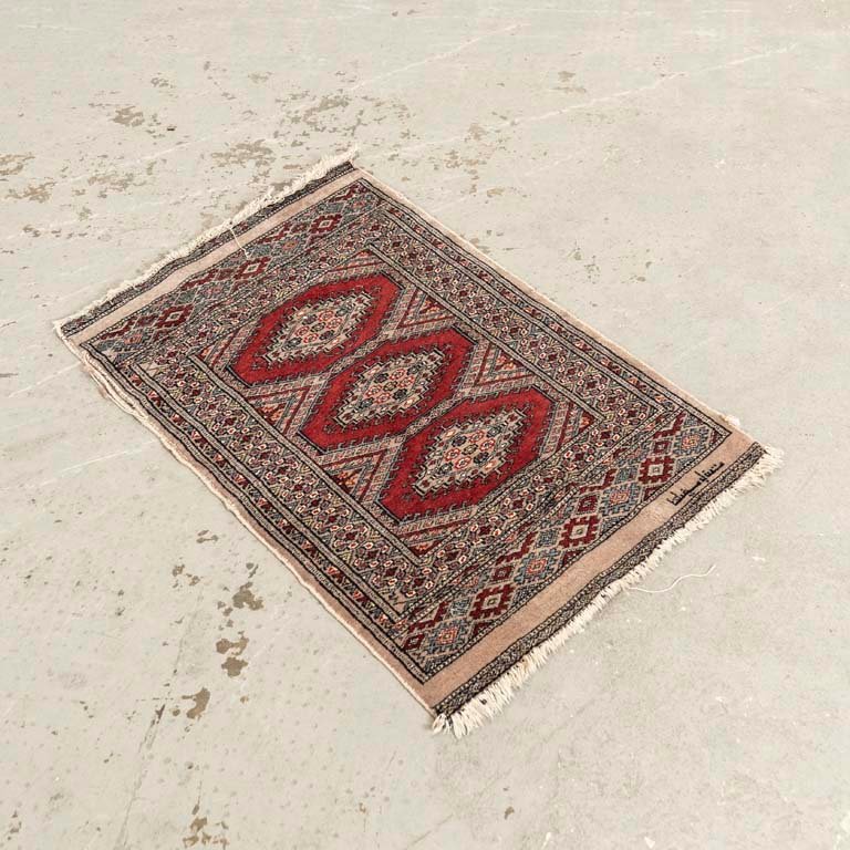 Lote anterior: Alfombra persa en varios tonos con fondo bordó
