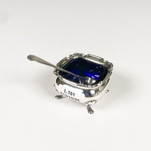 Lote siguiente: Salero de Plata Inglesa con Cucharita y Cristal Azul - Mappin & Webb