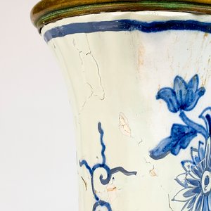 Florero Francés de Cerámica con Base y Virola de Bronce, Decoración Floral Azul y Blanco - imagen 5