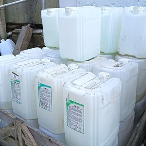 Jaula de Madera con 50 Bidoners de Plástico de Diferentes Volumenes de 5,  10 y 20 lts. - imagen 4