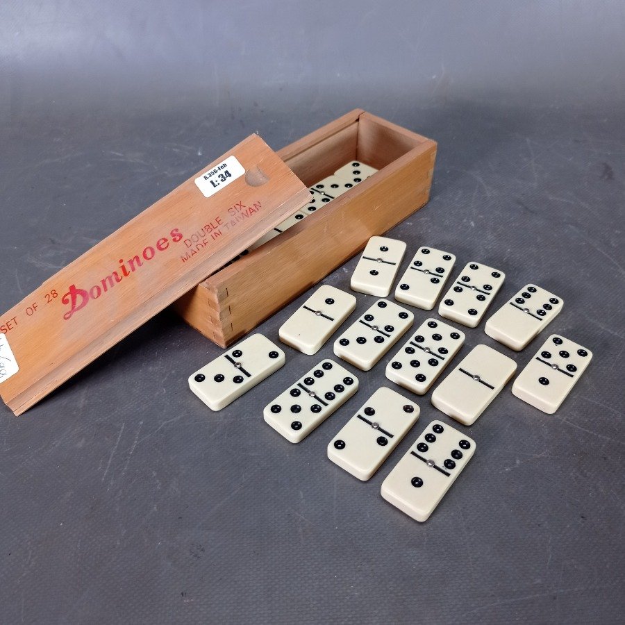 Lote siguiente: Juego de dominó en caja de madera, doble seis, numerados, en buen estado