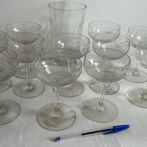 Juego de 12 Copas de Cristal Tallado y Florero - imagen 2