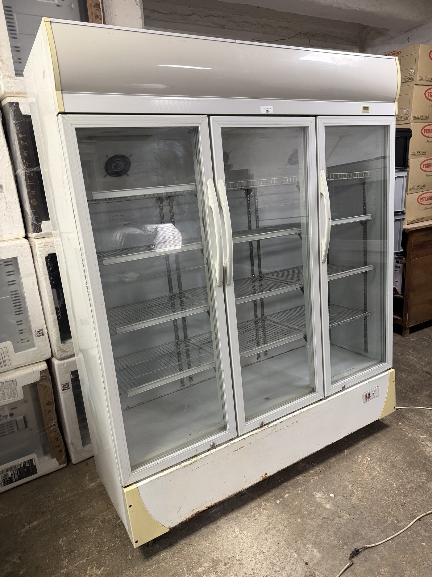 Botellero Refrigerado Aucma Tres Puertas Vidriadas con Ruedas