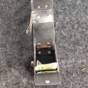 Boletera Antigua de Plástico Gris con Detalles Metálicos - imagen 3