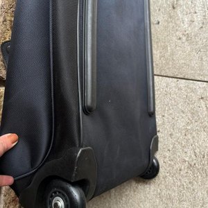 Bolso de Viaje Skyway Negro con Ruedas y Bolsillos - imagen 3