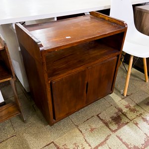 Lote siguiente: Mueble de madera oscuro con puertas y estante