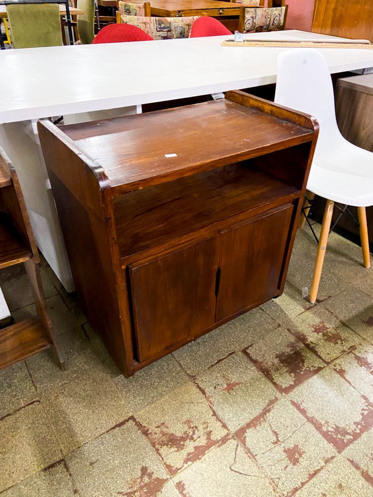 Mueble de madera oscuro con puertas y estante