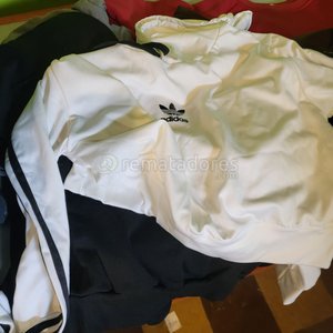 Lote de Ropa: Gorros, Buzos y Chaqueta Acolchada - imagen 6