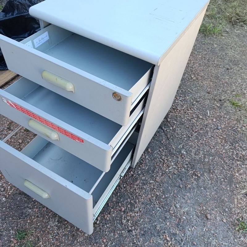 Mueble auxiliar para oficina con tres cajones y ruedas - imagen 4