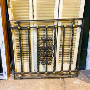 Postigo de Madera con Celosía y Reja de Hierro y Bronce Dorado - imagen 4