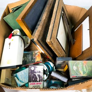 Lote de Portaretratos, Discos de Vinilo, Cassettes, Cámara y Caja de Madera - imagen 2