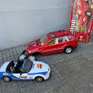 Dos autos a escala grandes, uno rojo y uno blanco, para niños - imagen 1