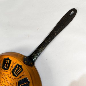 Reloj de Pared Tipo Sartén en Cobre con Números Romanos - imagen 4