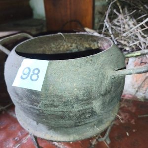 Ollita de Hierro Antigua con Estribo - imagen 2