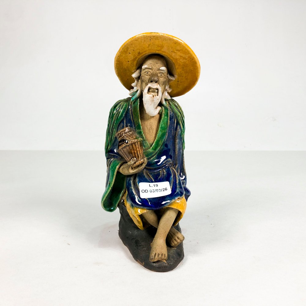 Figurita en cerámica oriental con sombrero amarillo - imagen 1
