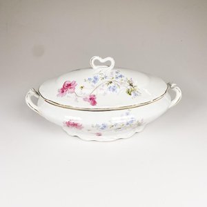 Lote anterior: Guisera Antigua de Porcelana Alemana KPM con Tapa y Flores