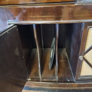Radiola Antigua a Válvulas con Tocadiscos y Compartimento para Discos - imagen 5