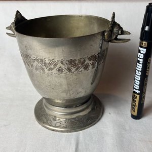 Hielera Antigua de Platina con Asas Decorativas - imagen 4